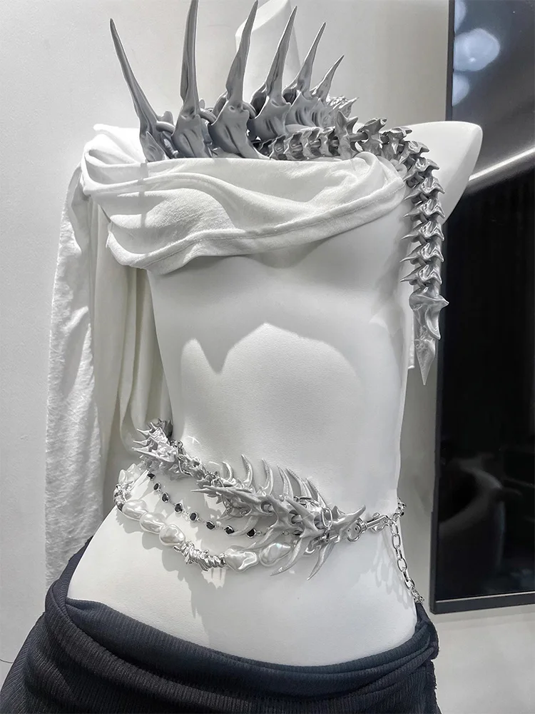 سلسلة الخصر على شكل عظمة التنين على الطراز القوطي الشرير هي إكسسوار مجوهرات كرنفال من مادة الراتنج للنساء