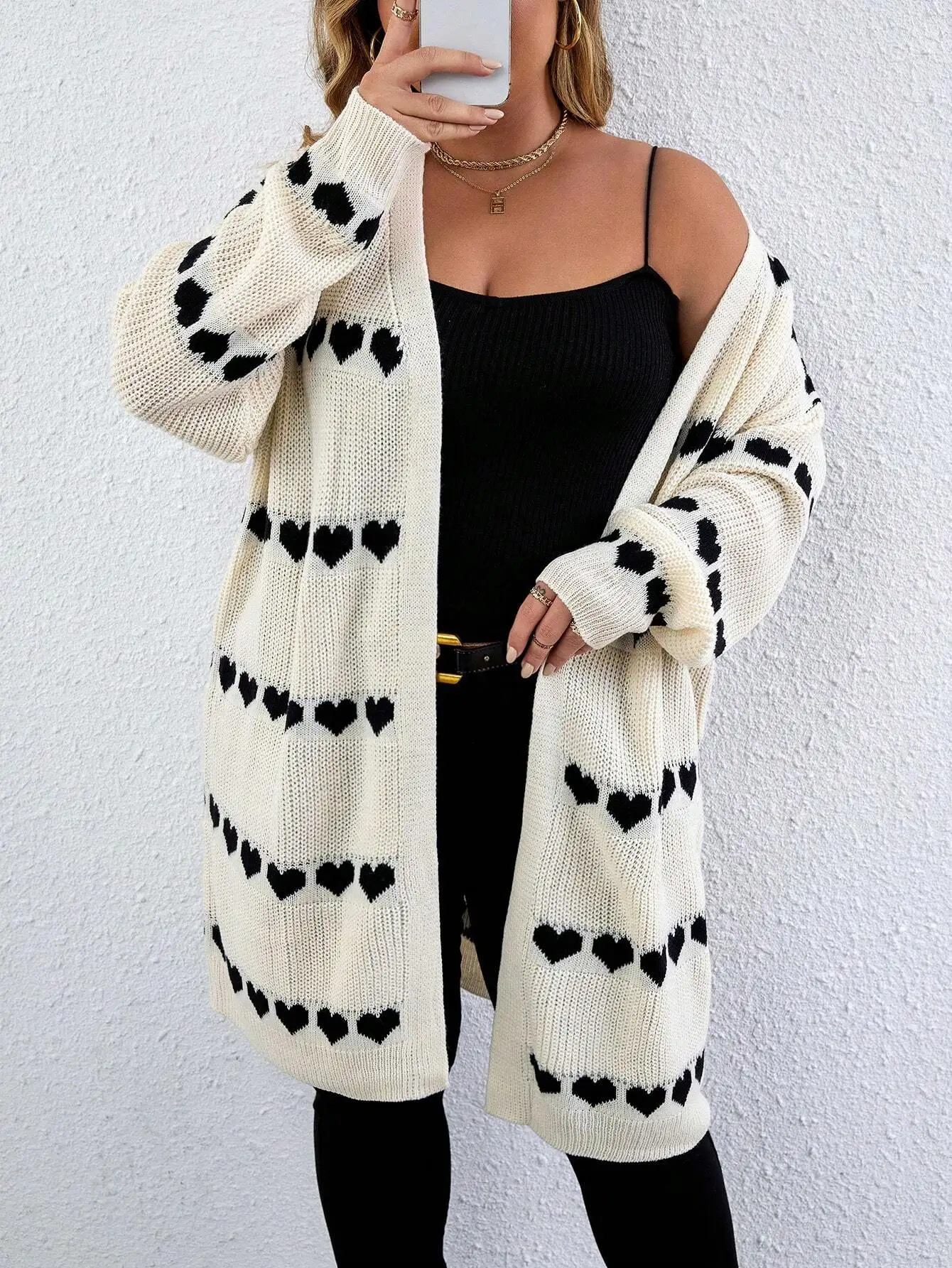 

Длинный кардиган с принтом в виде сердечек и спущенными плечами для женщин больших размеров