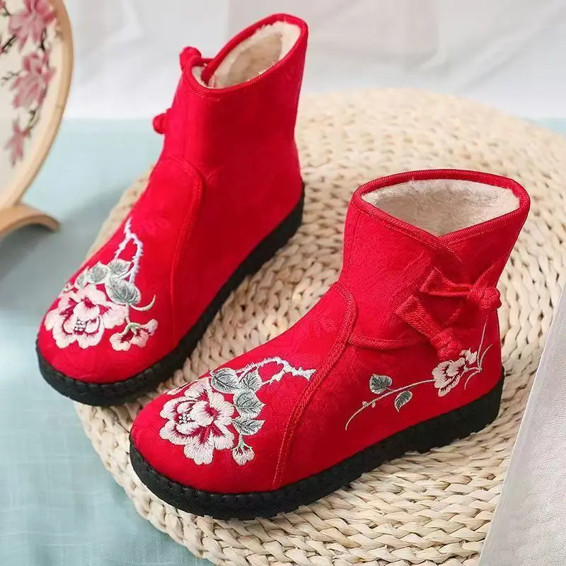 Botas de algodón bordadas de estilo étnico para mujer, suela plana, nuevas botas de invierno con suela suave, caña alta, correa con hebilla, forro de felpa, cálidas, estilo Hanfu, talla S