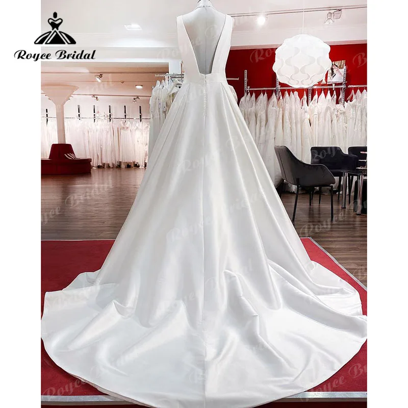 sukienka na wesele Simple V Neck Wedding Dress Satin Backless Sweep Train Sleeveless 2022 robe de mariée Roycebridal Elegant