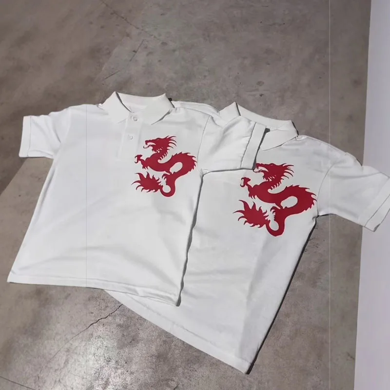 Image of Y2K Sommer High Street American Sports Casual Vintage Top Kreatives T-Shirt mit Drachen-Print, Polokragen, Kurzarm und Knöpfen für Pendler