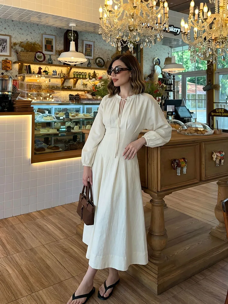 Vestido midi de verano para mujer, estilo minimalista, color crema neutro, con cuello de lazo, mangas farol, cintura plisada, estilo holgado, para ocasiones casuales.