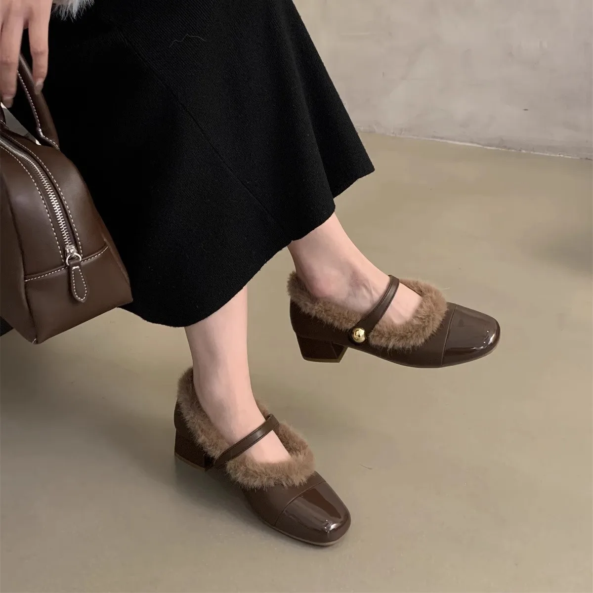 2025 outono e inverno de pelúcia confortável quente sapatos femininos de salto grosso estilo doce casaco elegante com sapatos de salto alto de veludo