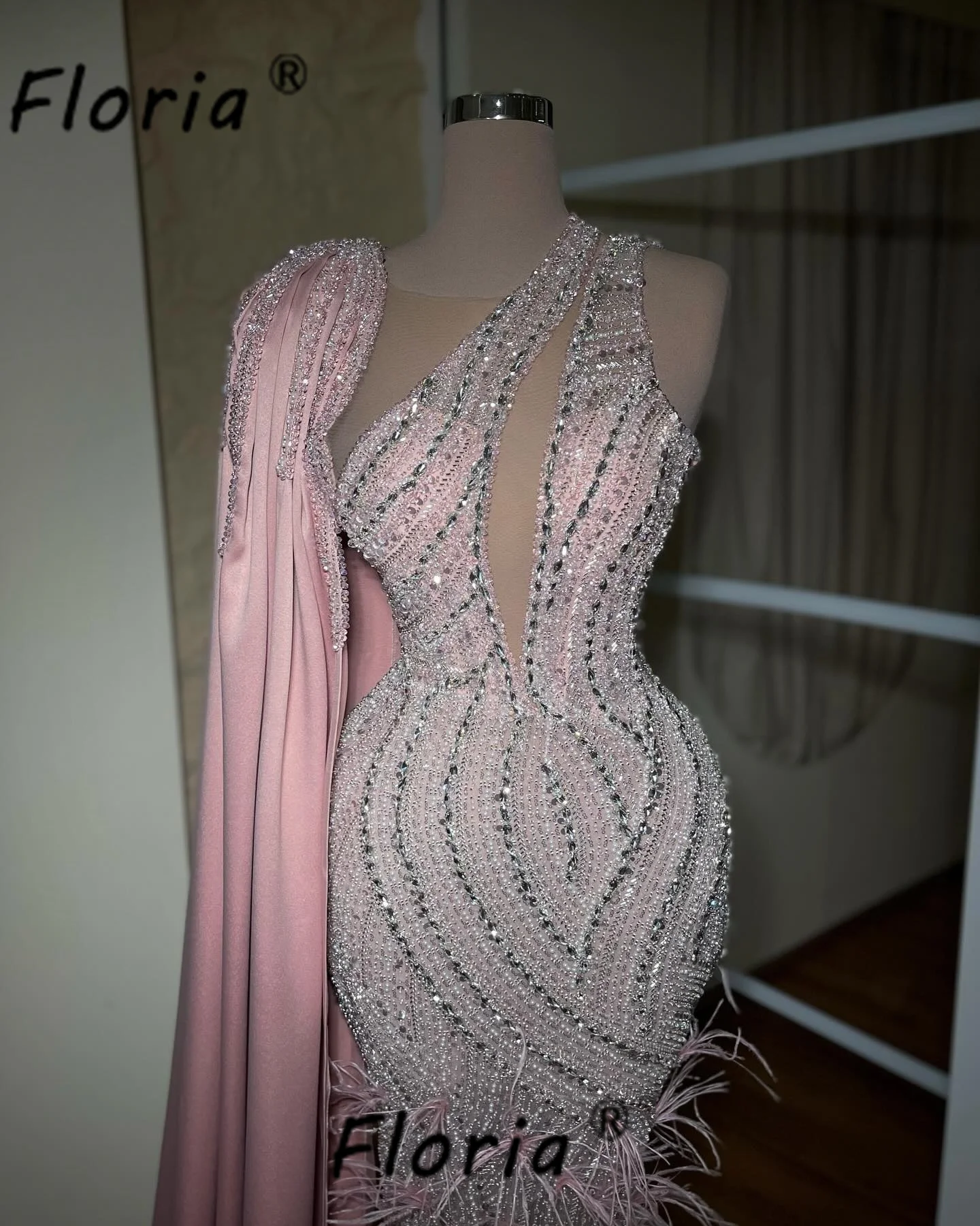 Luksusowa różowa suknia wieczorowa z odpinanym płaszczem z piór, kryształowa suknia syrenka na formalne okazje, suknie na przyjęcia celebrytów, szyte na miarę.