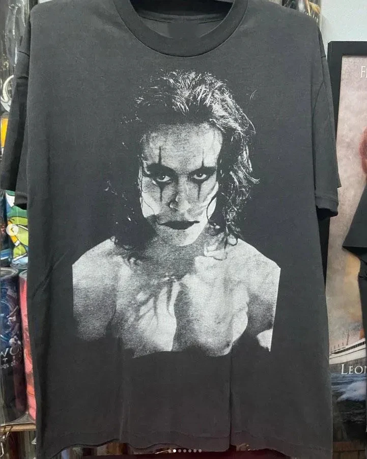 تي شيرت فيلم "الرابين"، ليس جميع الضاحيين؟ الفن المظلم، الملابس القوطية، الملابس البديلة، براندون لي، إريك دريفين - 1994 #1