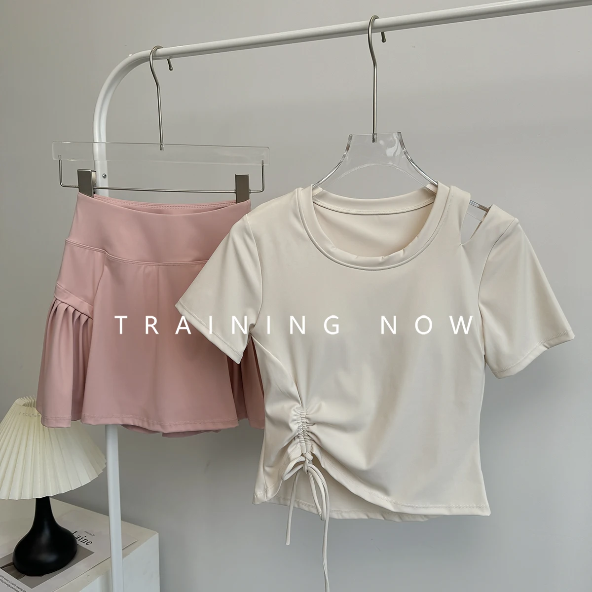 

Летний спортивный костюм для женщин с нагрудной подушечкой для йоги, тренировочный, быстросохнущий, с короткими рукавами, модный и красивый для бега