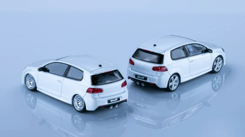 Maxwell 1:64 GOLF RMK6 Pearl White / Blue Die-Cast Car Model Collection Miniature