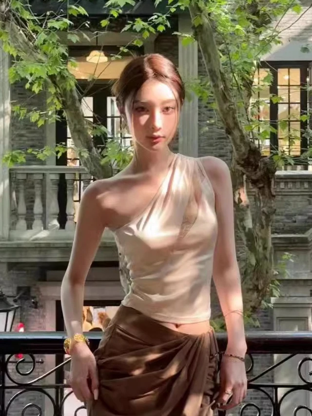 

Summer French Temperament Socialite Lace Splicing Satin Sleeveless Top Women Sexy Hot Girl Off-the-shoulder Halter Vest Female
