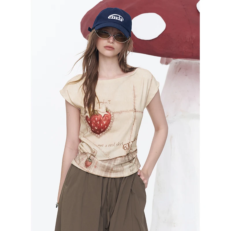 ELFSACK Strawberry Print One-Shoulder Knit Top, Punk Street Sweet Casual Graphic Tee, Retro Cream Coffee Women's Top