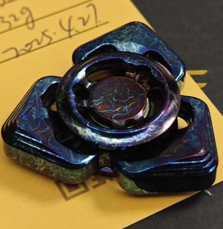 Used EDC YHedc Titanium Storm Three Page Squid Gyro