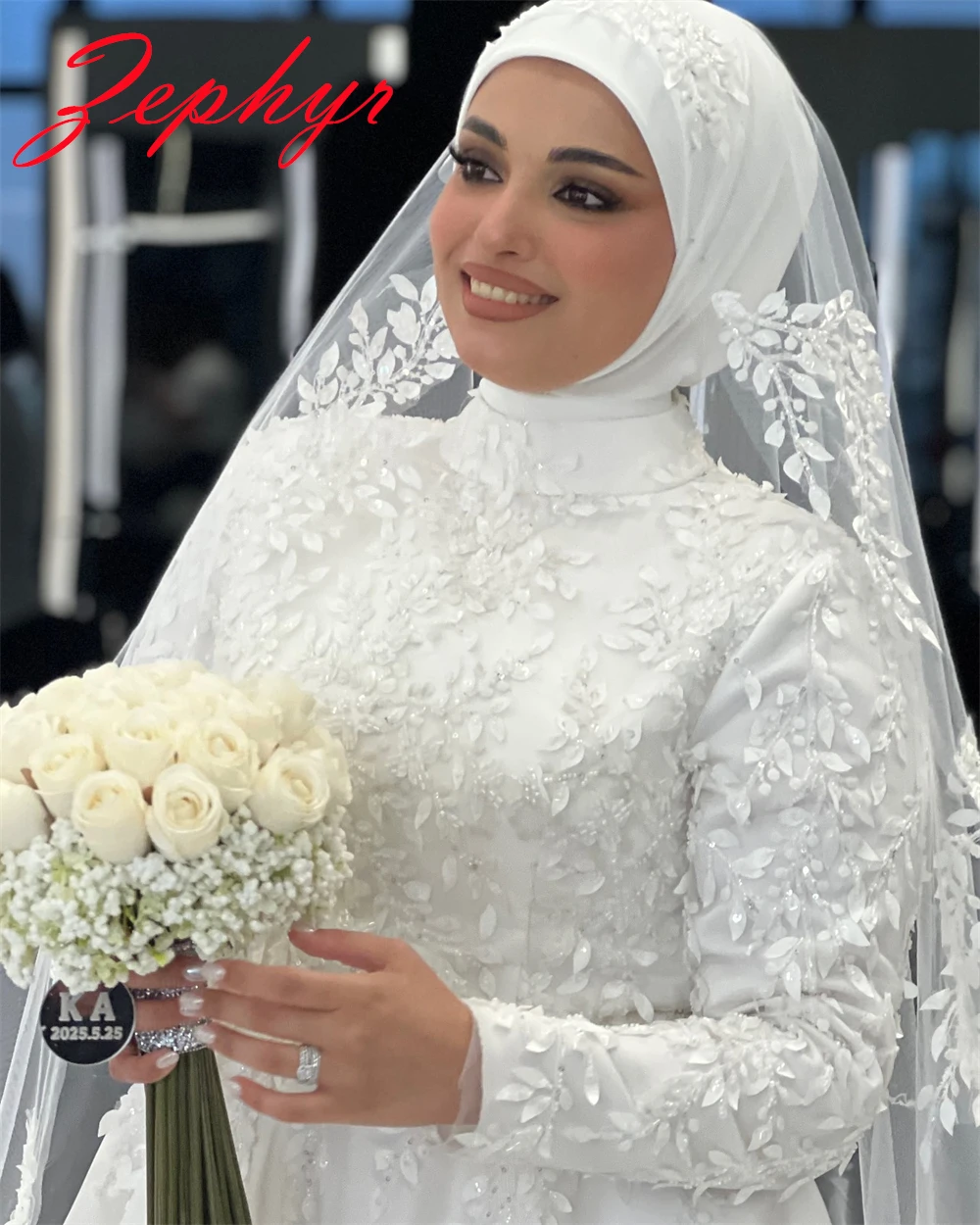 맞춤형 고품질 화이트 새틴 아플리케 웨딩 드레스 절묘한 높은 넥 라인 긴 소매 채플 트레인 신부 가운