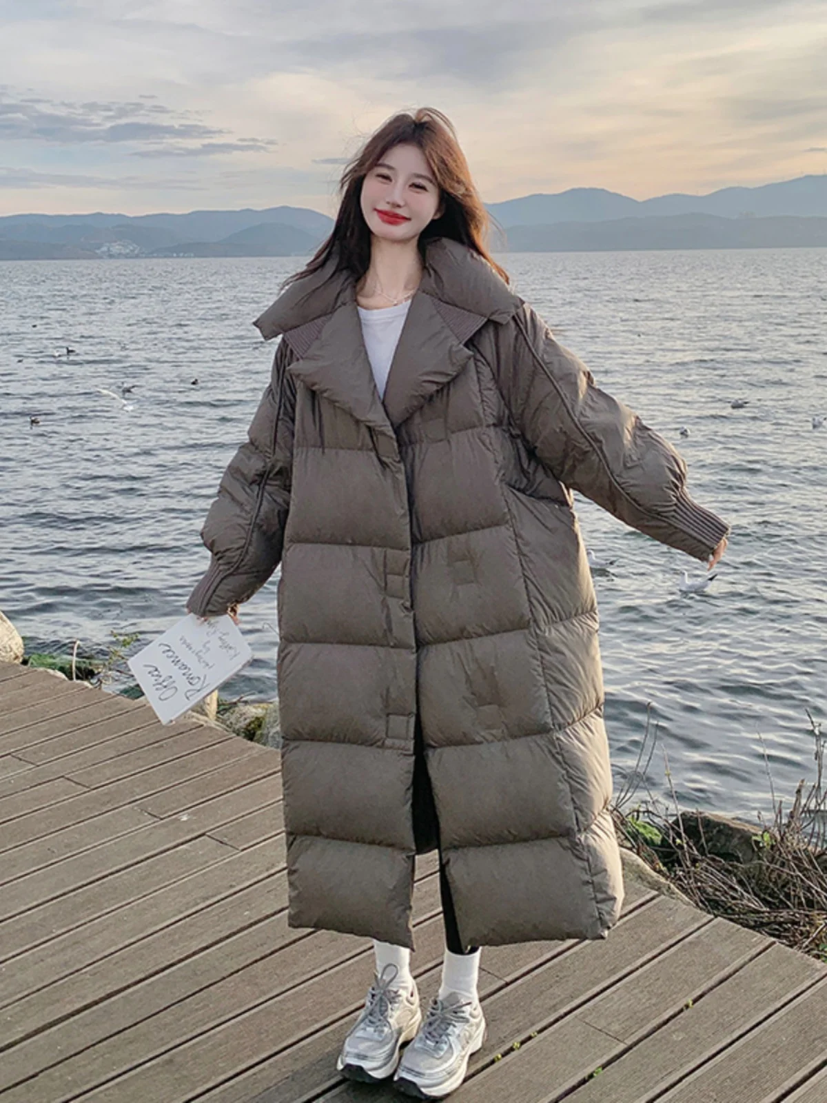 เสื้อโค้ทขนเป็ดยาวคลุมข้อเท้าสำหรับผู้หญิง รุ่น Winter Thiened คอปกใหญ่พิเศษ อุ่นมาก สีขาว  ทำจากขนเป็ดแท้