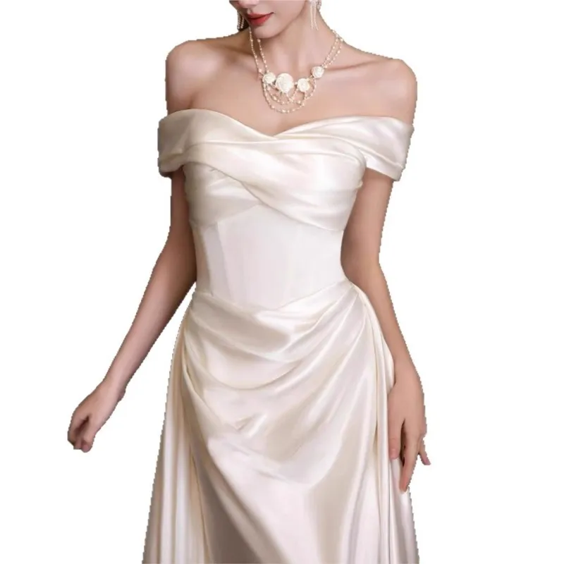 فستان ساتان أبيض خفيف وبسيط بكتف واحد