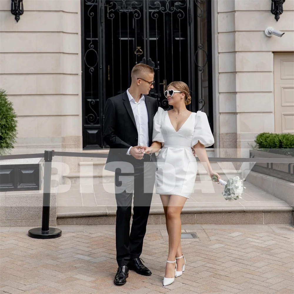 Elegante abito da sposa corto 2025 scollo a V maniche corte a sbuffo aperto sul retro sopra il ginocchio tubino abito da sposa abiti da noiva personalizzato