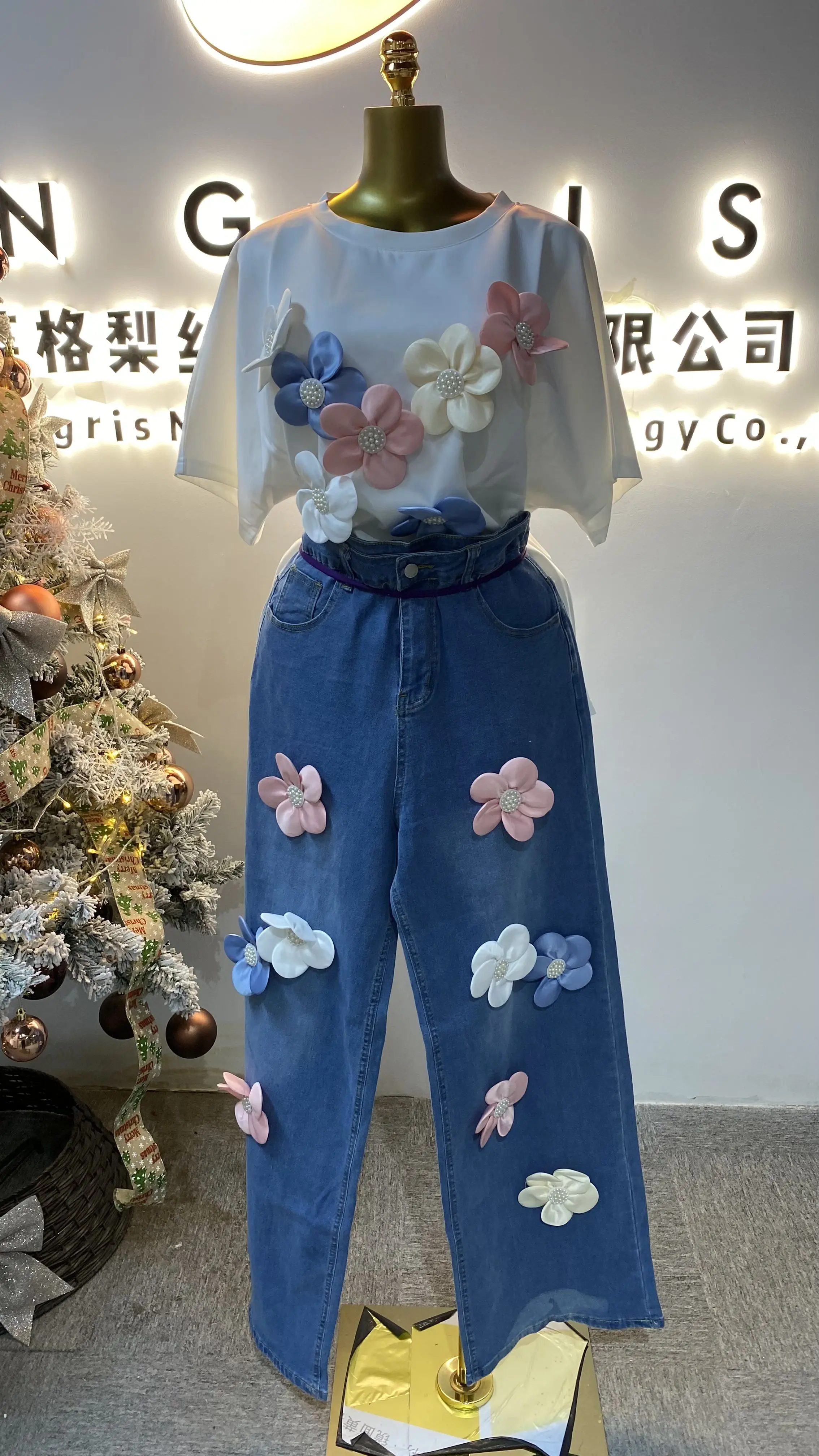 เสื้อยืดลายดอกไม้ 3 มิติ แฟชั่นไซส์ใหญ่ ฤดูร้อน 2025 + กางเกงยีนส์ทรงตรงประดับเพชรหลากสี-GZMM511