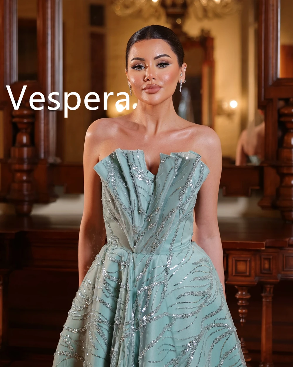 Maßgeschneiderte elegante Promi-Kleider aus Satin, bezaubernde trägerlose, ärmellose Abendkleider, exquisite Kleider für besondere Anlässe