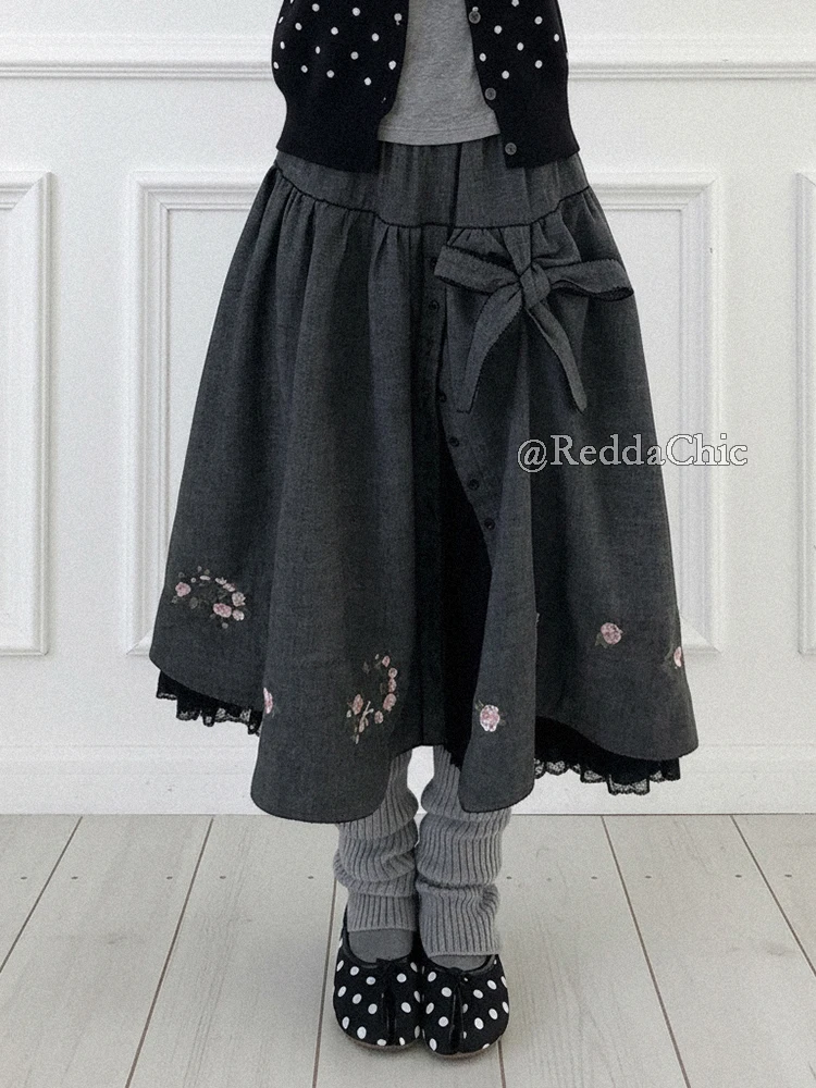 REDDACHiC Kawaii Spódnica Jeansowa Damska z Kokardą, Haftowane Kwiaty, Zapinana na Guziki, Elastyczna Talia, Długa Spódnica w Stylu Mori, Do Noszenia na Co Dzień