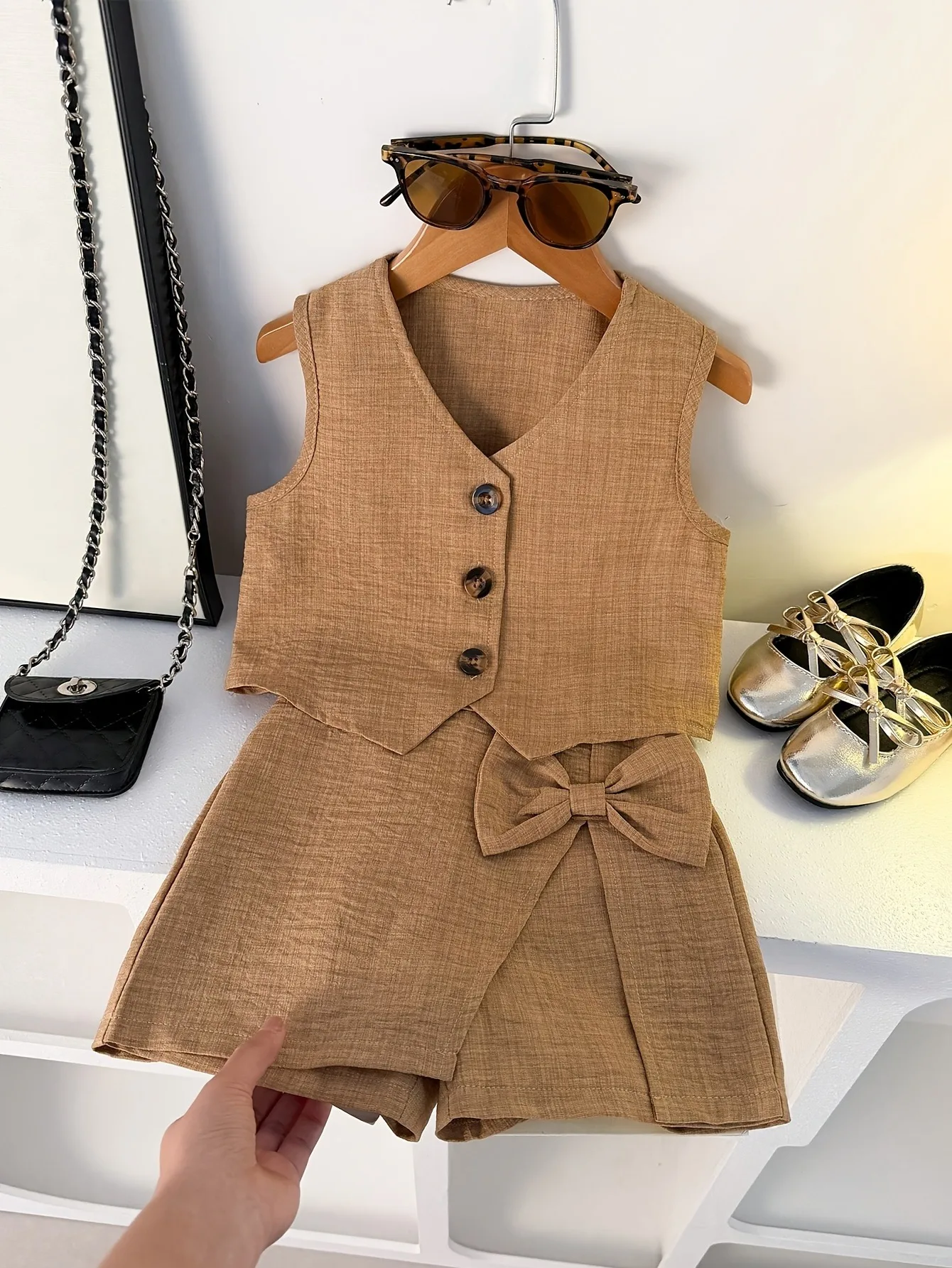2-teiliges Outfit-Set für Mädchen aus Leinenmischung, ärmellose Weste mit 3 Knöpfen und V-Ausschnitt sowie Skort-Shorts mit Schleifendekor – Detail 3
