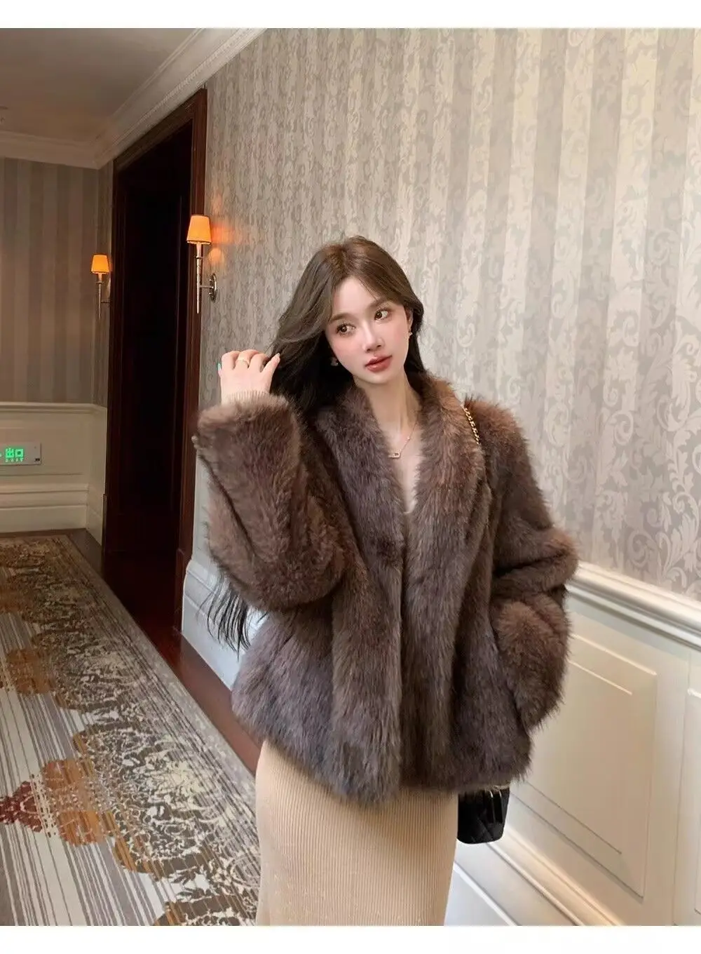 인조 모피 여성 코트, 여성용 가을 코트, 빈티지 스타일, 순수하고 흐르는 듯한 우아함, 미니멀리즘, 혼합된 부드러운 소매, 내추럴 오피스 스타일, 슬림 핏