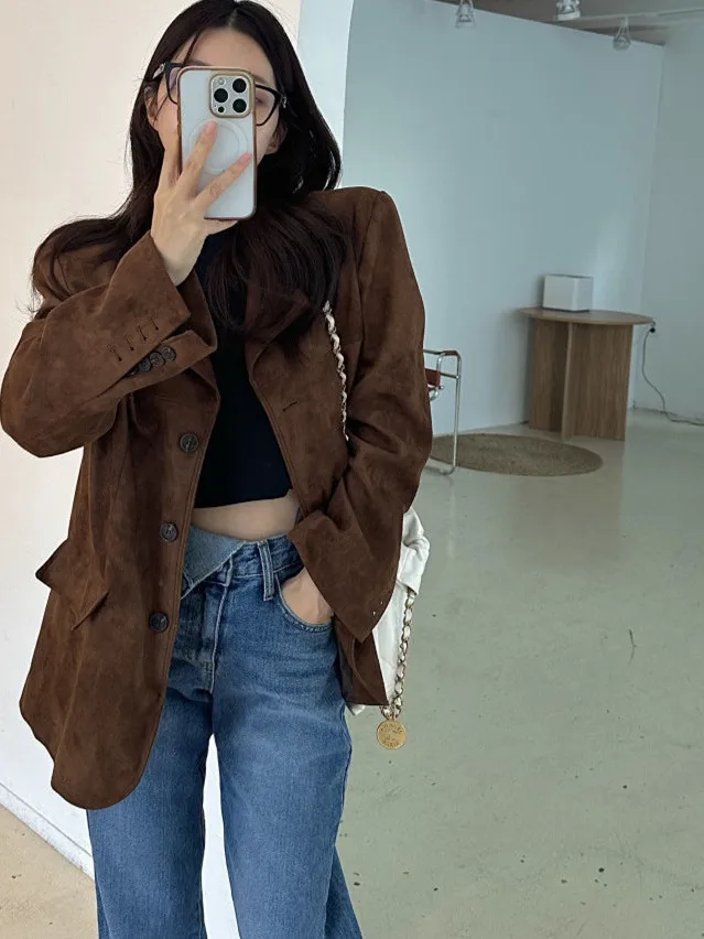 Jesienny płaszcz damski z aksamitu i skóry, zapinany na jeden guzik, w stylu retro chic z Hongkongu, luźny, uniwersalny, o wyrafinowanym wyglądzie i modnym wyglądzie.