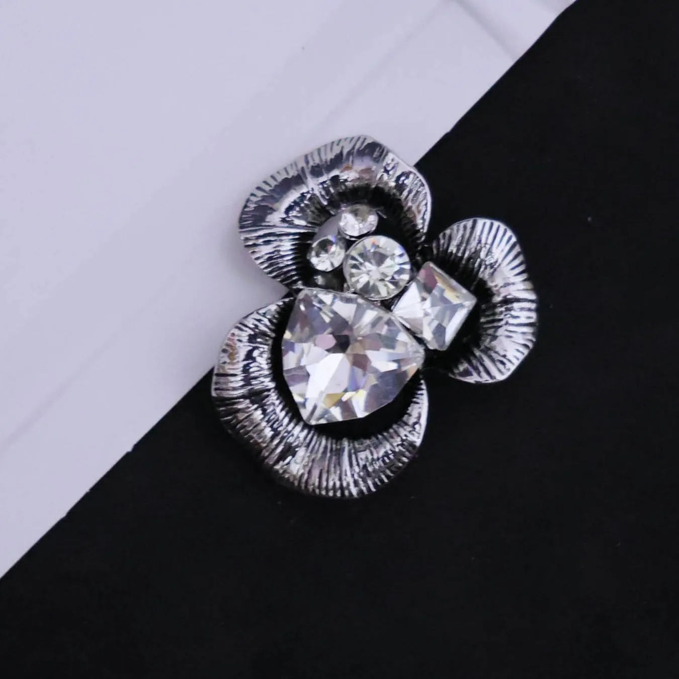 

European and American new crystal flower crystal brooch women's high-end versatile flower creative suit corsage
