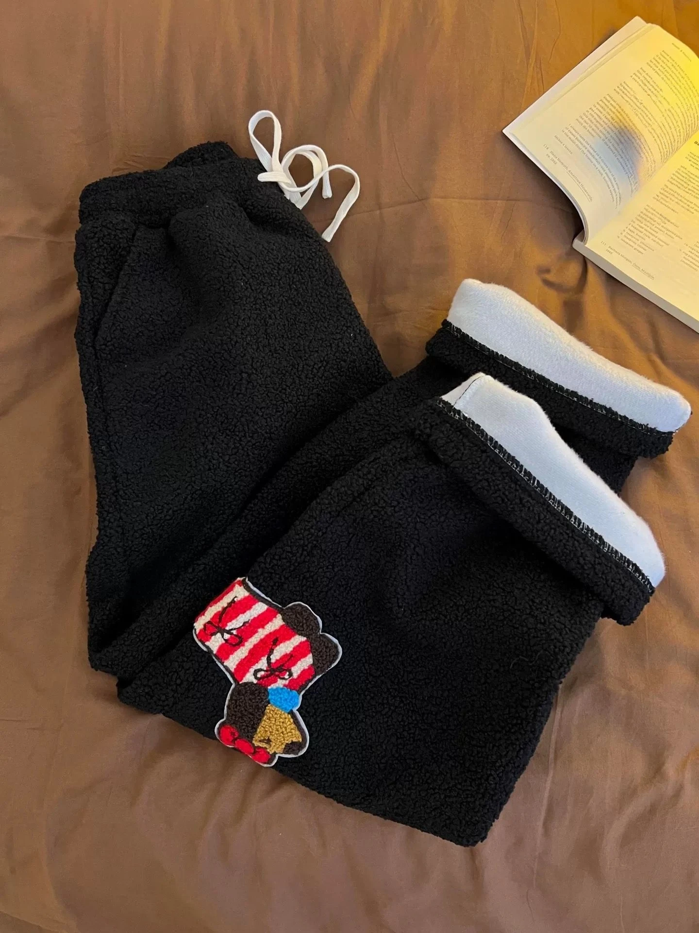 سراويل واسعة الساق للخريف والشتاء للنساء مصنوعة من لحم الضأن، تتميز بدفء قوي، مقاس فضفاض، نزهات غير رسمية مطرزة بحروف