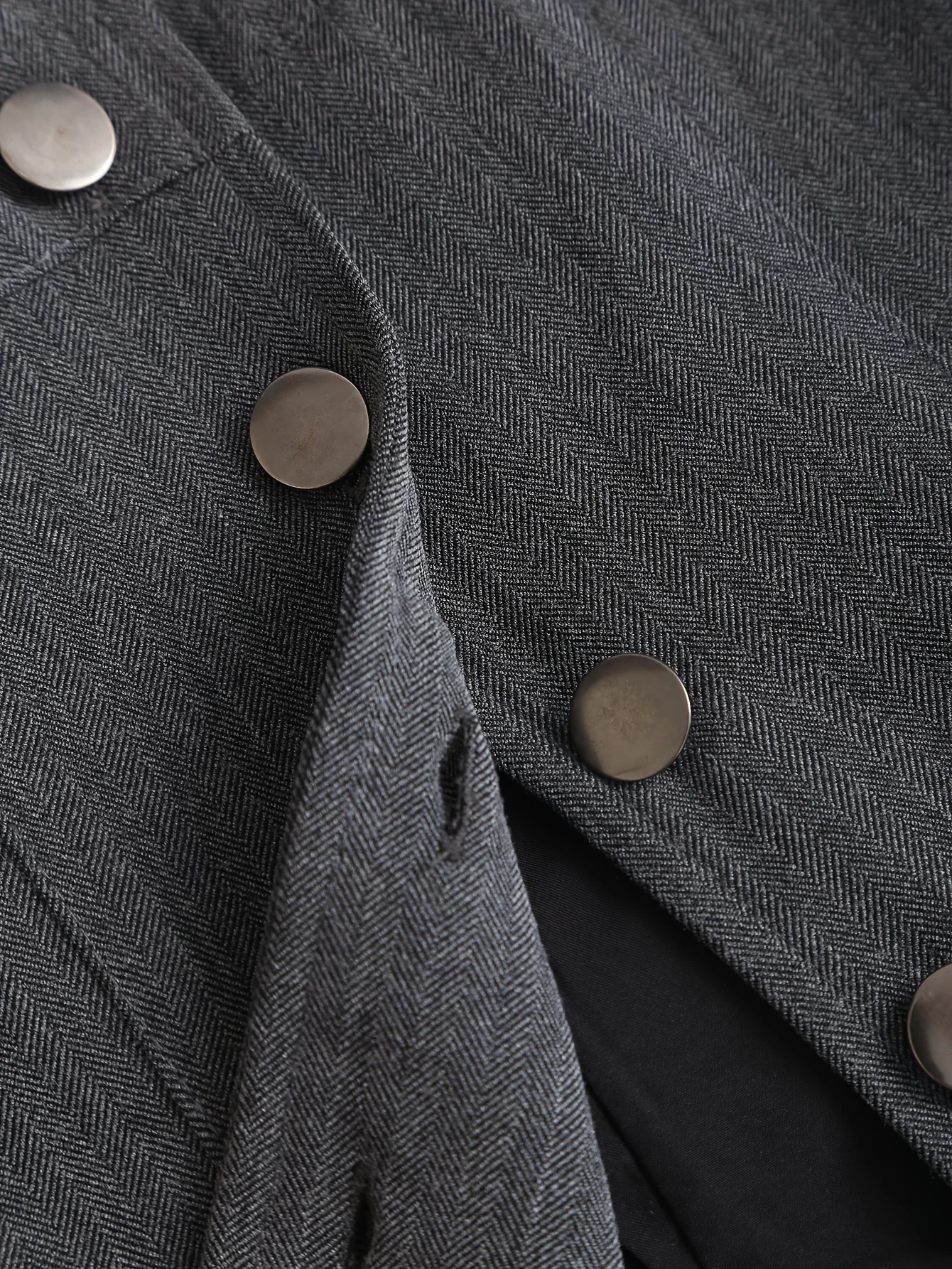 La nuova collezione Primavera/Estate 2025 presenta un gilet versatile in tinta unita con collo quadrato e un gilet artistico retrò