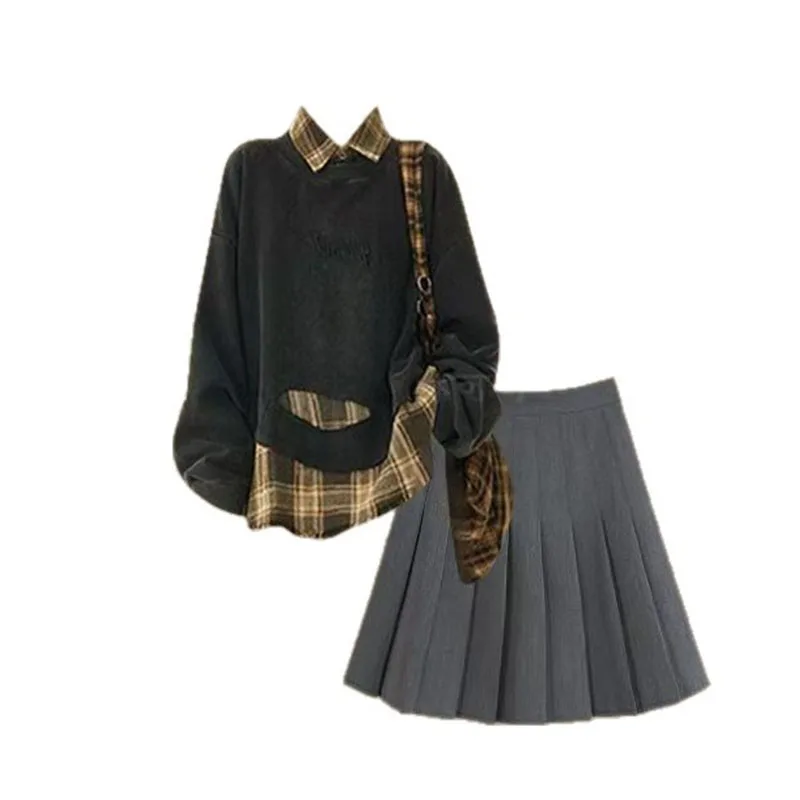 Vroege herfst outfit in meisjesstijl, mode in collegestijl, nep tweedelige temperamenttop gecombineerd met Koreaanse geplooide korte rok