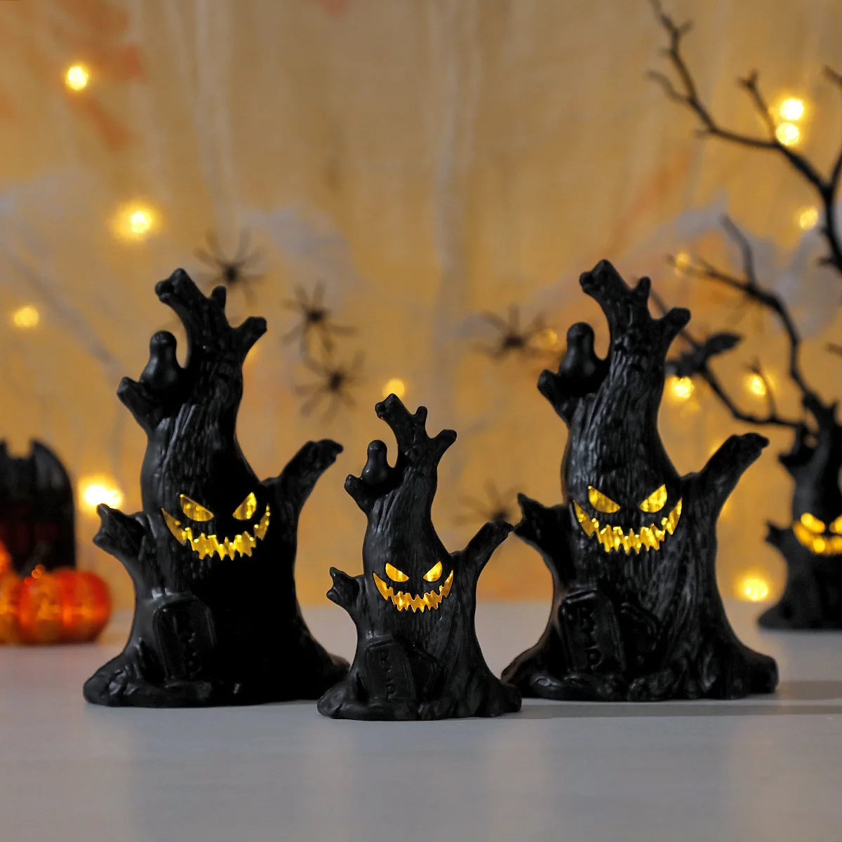 Gruselige beleuchtete Halloween-Ornamente – LED-Kürbislampe, Geisterbaumstumpf, flackernde Kerzen für die Dekoration im Innen- und Außenbereich – Detail 20