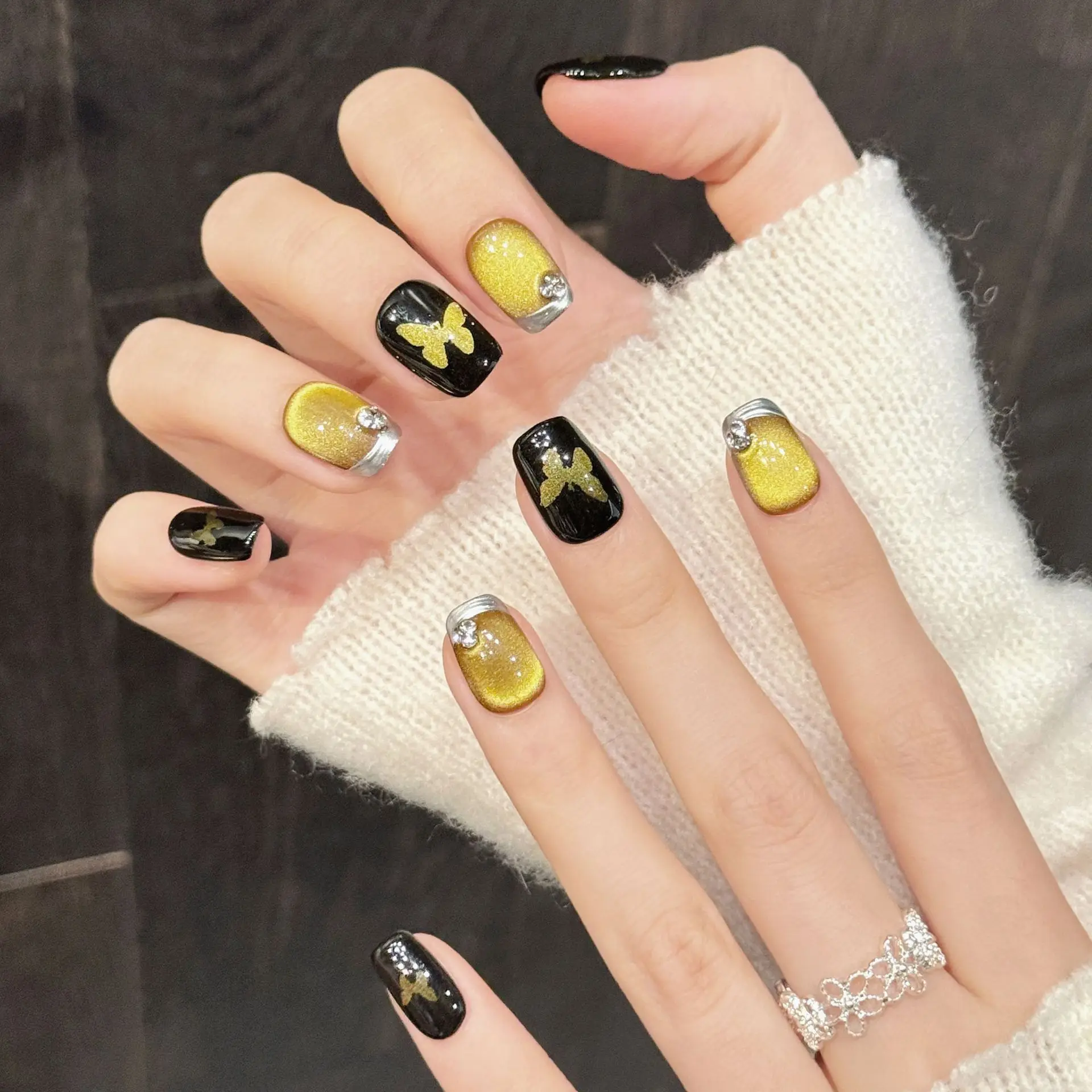 10 個の光沢のあるゴールドの蝶のプレスオンネイル、スイートクールシルバーエッジフレンチスタイルの手作り付け爪、ブラックスクエア/アーモンドフェイクネイル