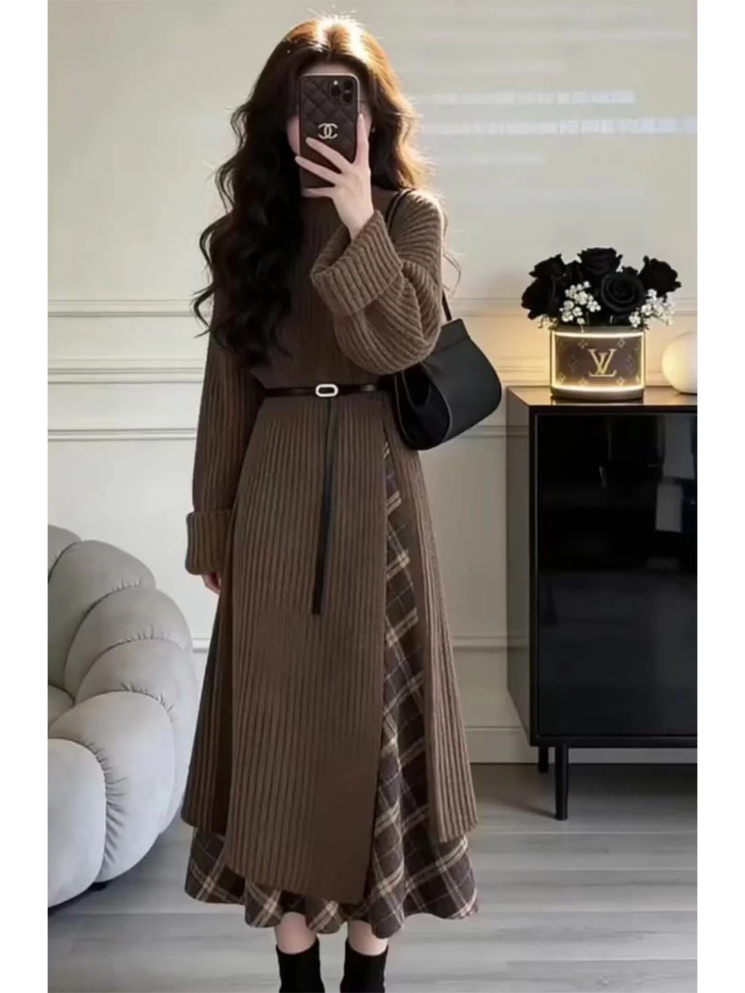 

Модный женский вязаный комплект из платья-свитера и юбки в клетку, весна 2026: теплый, комфортный, с завышенной талией