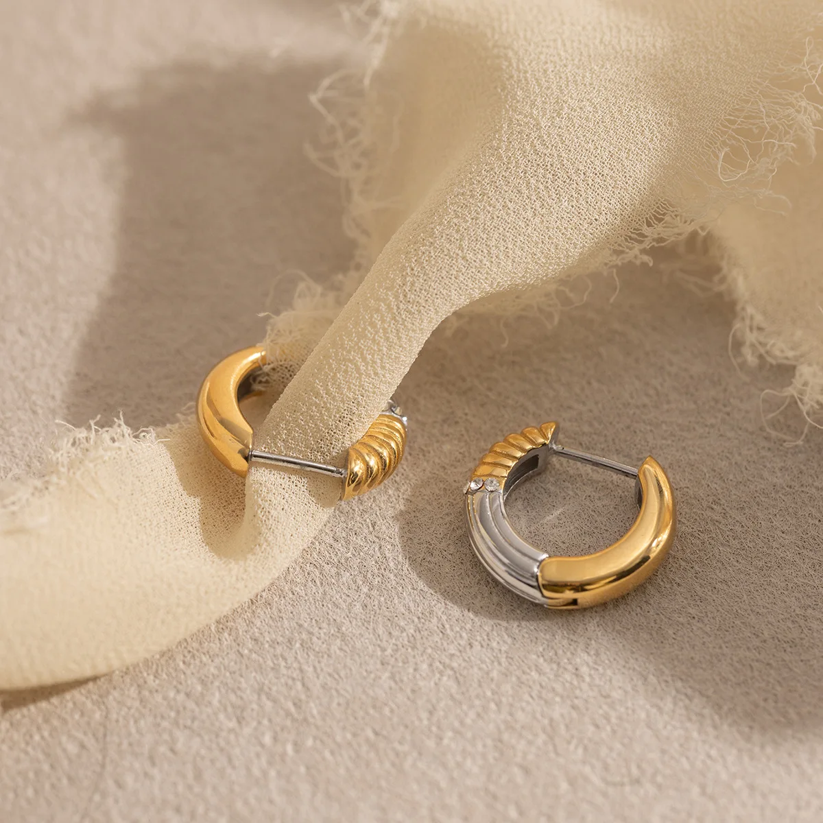 Punk Chunky Round Tube O-Shaped Stainless Steel Earrings Gold&silver Mix Color Ribbed Circle Zircon Hoop Huggie Earring Jewelry view 5