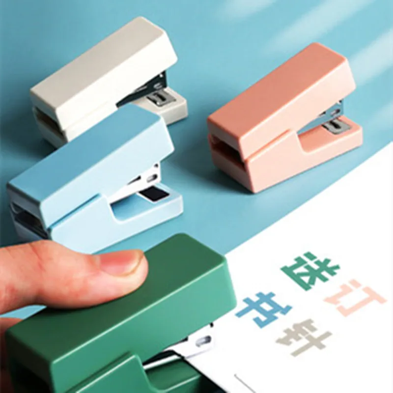 Deli Cute Mini Stapler Set Creative Pure Color Small Portable Stapler Student Learning Desktop Stationery Supplies buchbinder