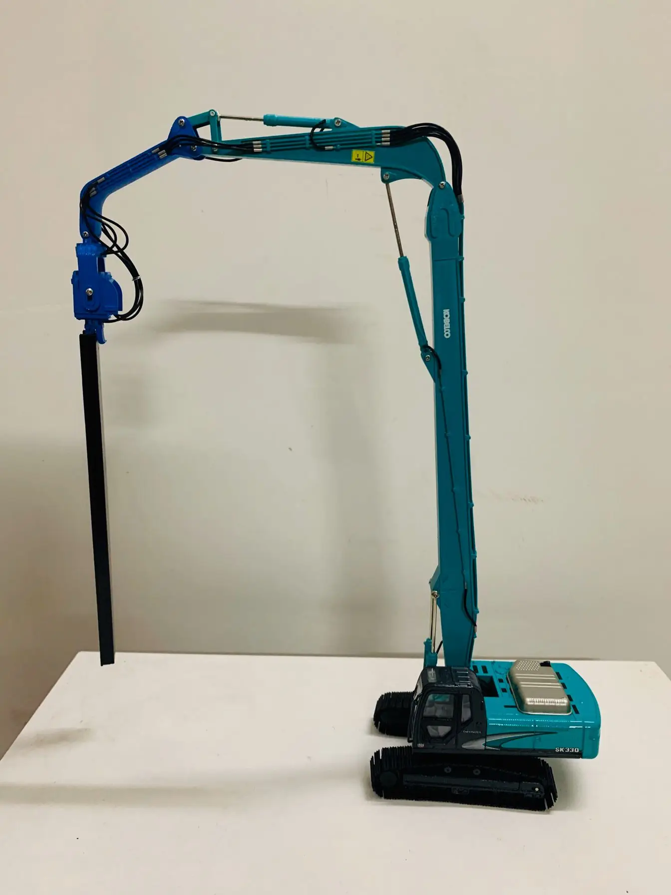 

Kobelco SK330 Pile Driver Excavator Construction Long Arm Crane 1:50 Scale DieCast Model