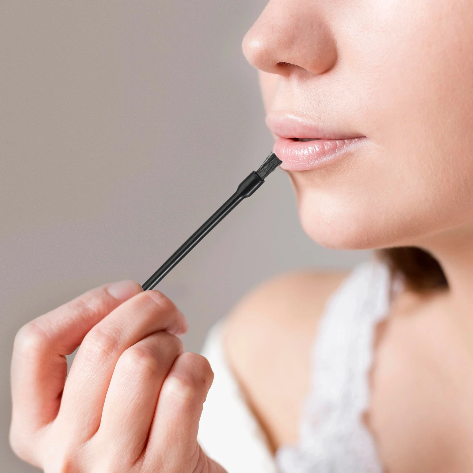 

100pcs Disposable Lip Brushes Nylon Bristle Smooth Gloss Applicators Lightweight Comfortable Travel Size Makeup Tools