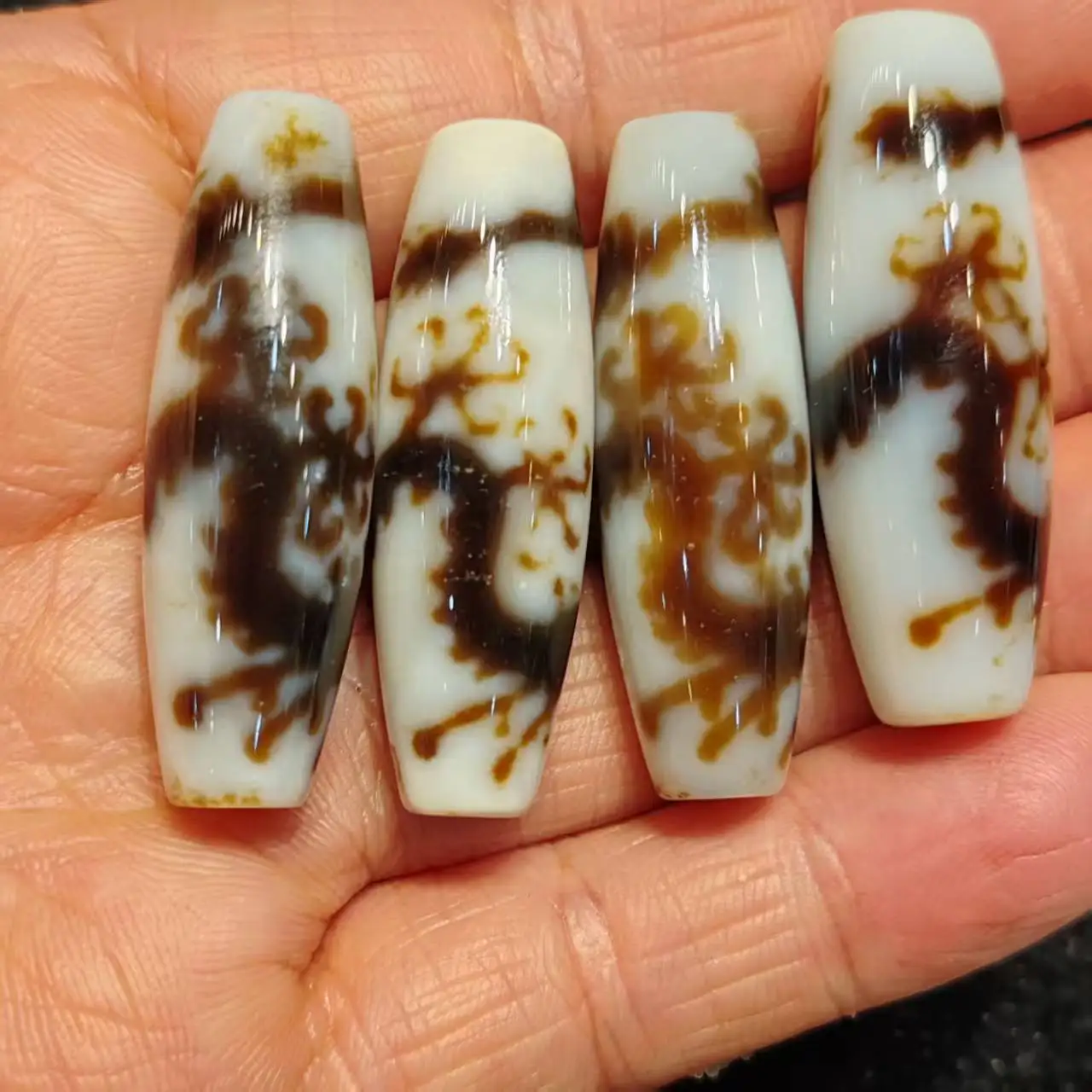 

1pcs 38mm Black and White Five-Clawed Golden Dragon Agate Dzi Bead Taiwanese Craft Weathered Patina Tibetan Style Loose Beads