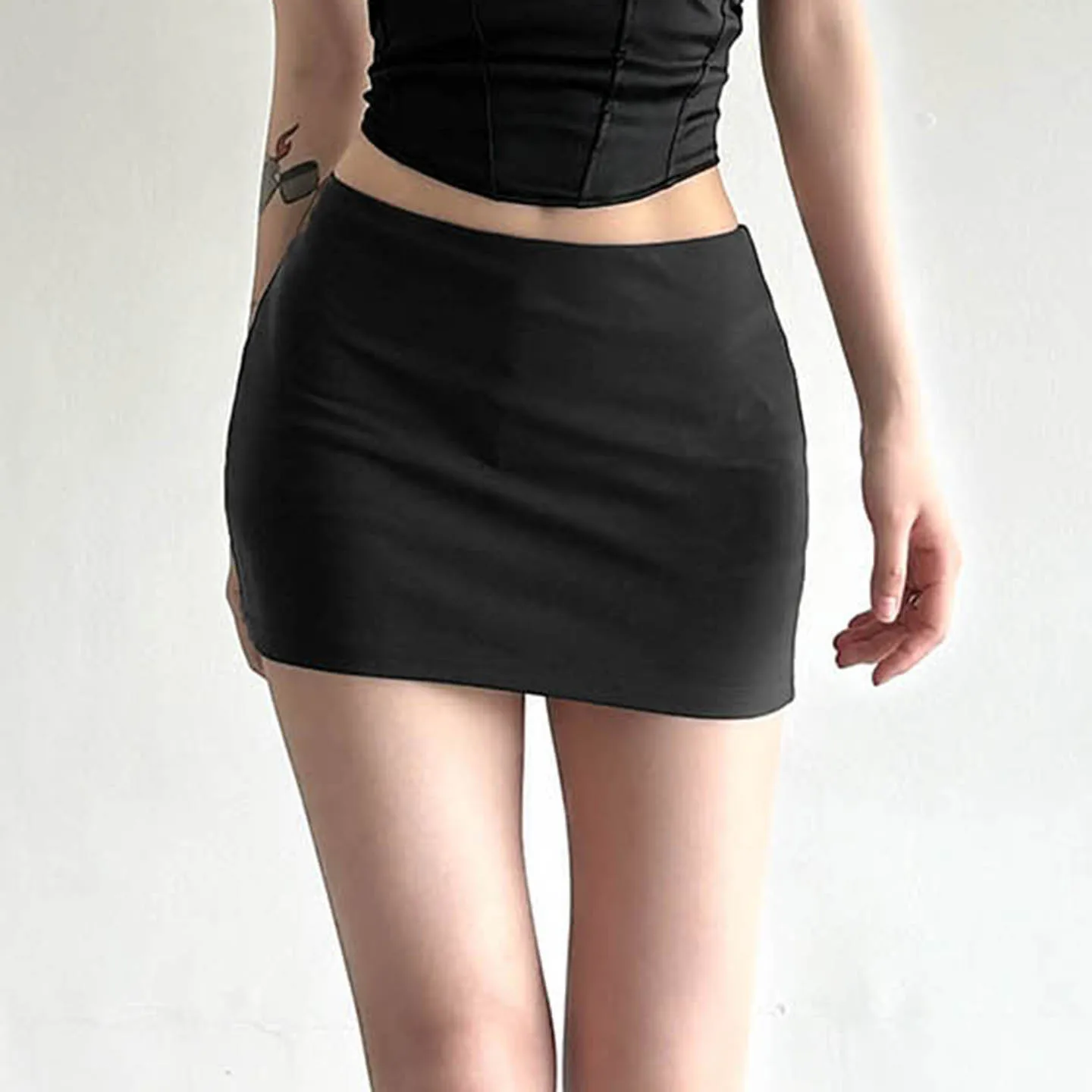 กระโปรงทรงบอดี้คอนแบบเรียบง่าย สไตล์ลำลอง พร้อมกางเกงขาสั้นในตัว ทรงเข้ารูป เอวกลาง กระโปรงสั้นมาก แฟชั่นฤดูร้อนปี 2025 สำหรับผู้หญิง สตรีทแวร์