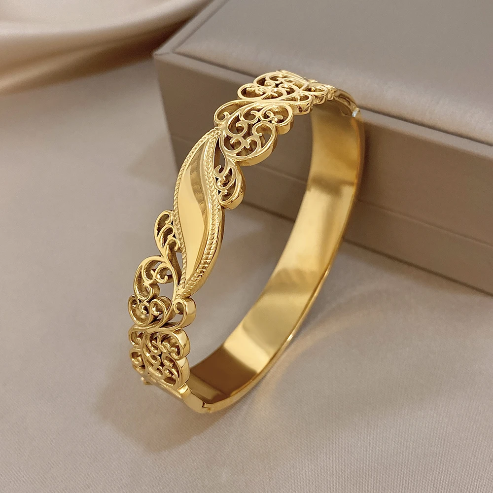 Vintage Vergoldeter Edelstahl-Armreif, Exquisites Hohles Blumenmuster, Strukturierte Glatte Blätter, Breite Armbänder, Wasserfester Schmuck – Detail 4