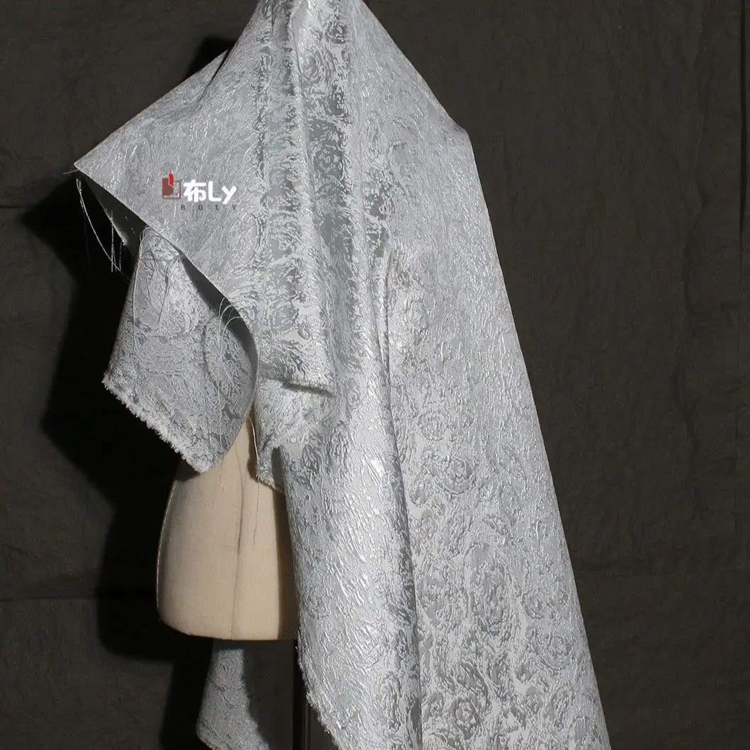 Tessuto jacquard bianco e argento tridimensionale creativo di fascia alta, abito Hanfu in stile nazionale, tessuto di abbigliamento firmato