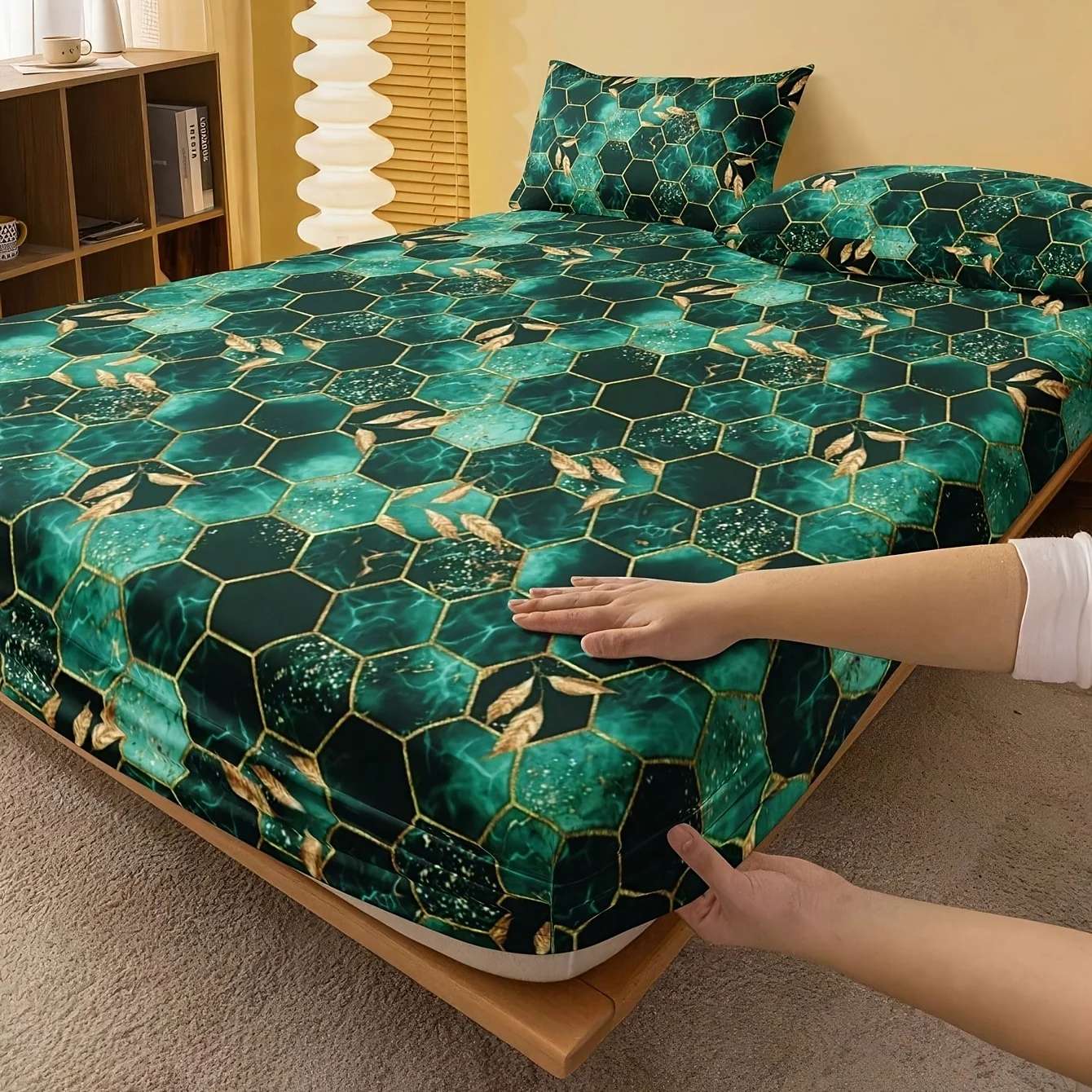 Green geometric single fitted sheet mattress protector made of breathable polyester material (includes 1 fitted sheet + 2 pillowcases). Mattress protector, fitted elastic style, protective cover, mattress cover, fitted bedding, Christmas-themed bedding