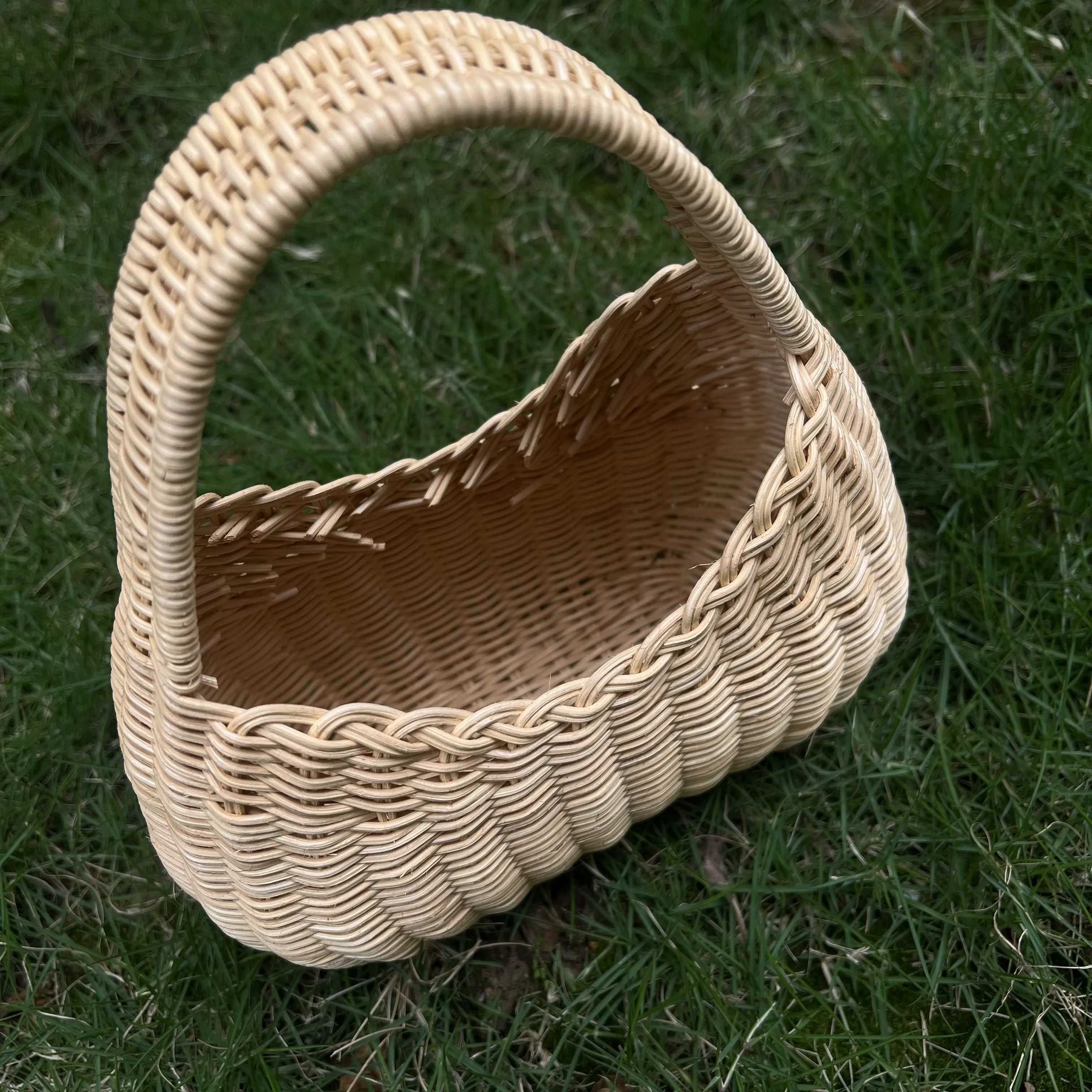 Rural style bamboo woven handbag, cute apricot colored vegetable basket, small and cute, suitable for summer beach vacation