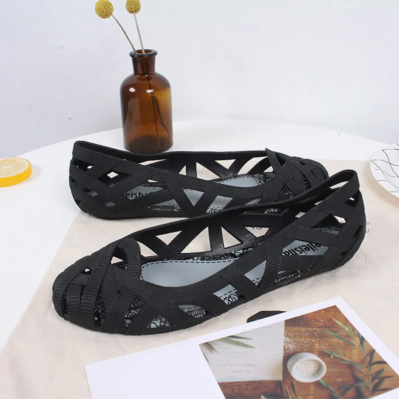 Summer Women Sandals 2022 Hollow Flat Shoes Female Slip on Sandals Fashion Soft Light Slides Ladies Comfortable Beach Flat Shoes