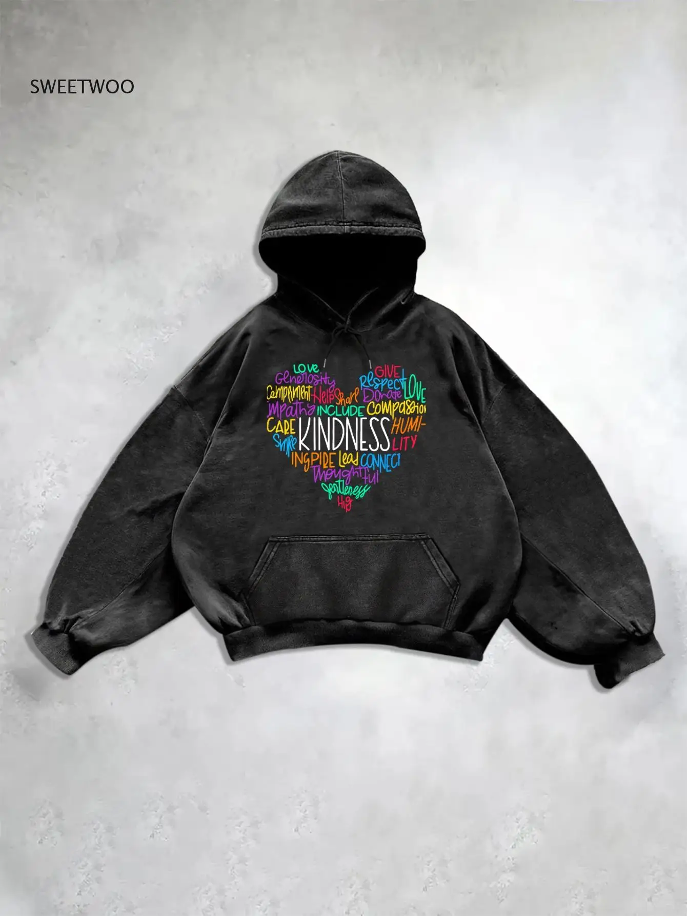 

Женская винтажная стираная толстовка с капюшоном и разноцветными надписями и принтами в стиле ретро 80-х/90-х годов — уютная толстовка на шнурке