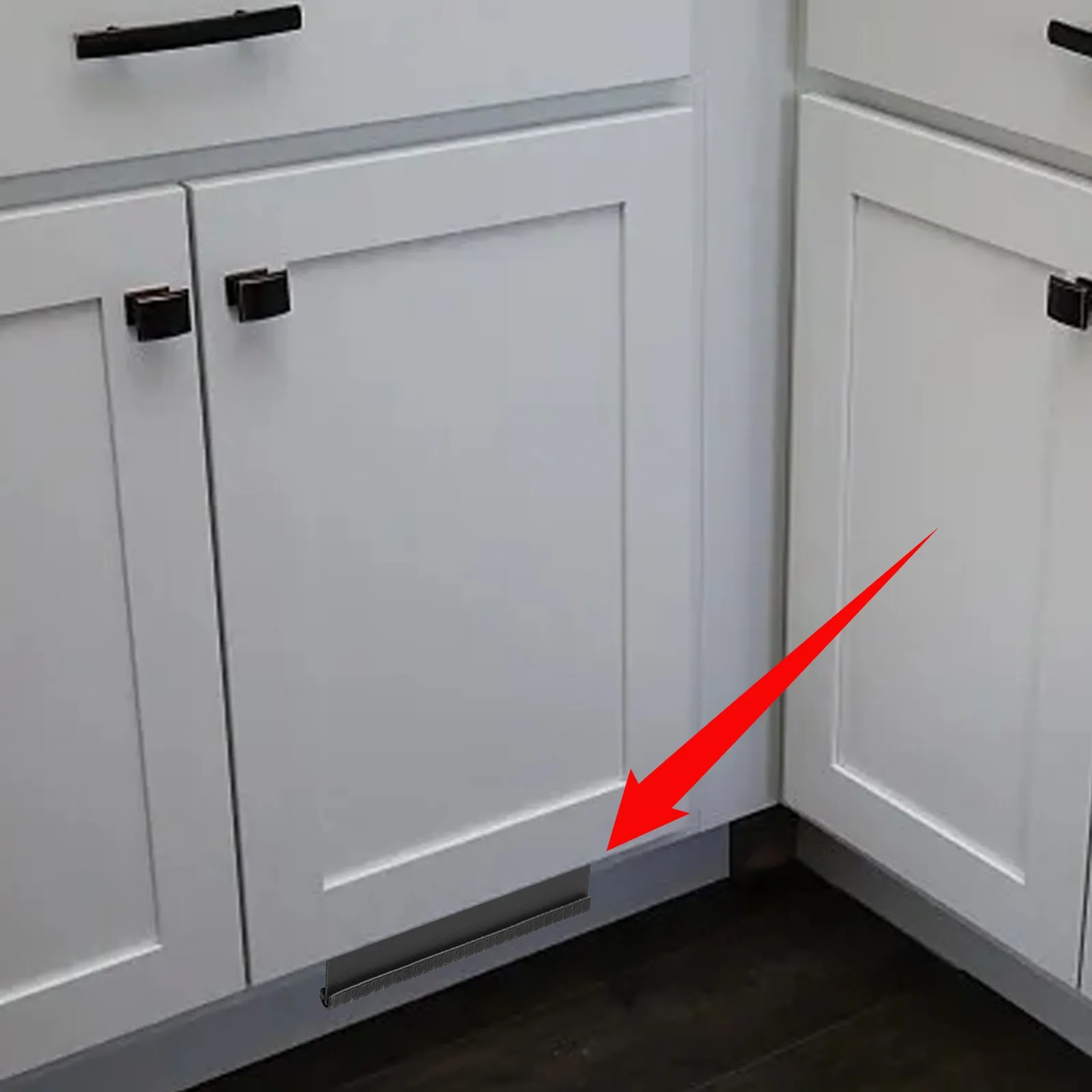 Легкий доступ к мусора с помощью бесконтактной ножки шкафа, предназначенной для бесшовной интеграции в кухонах.