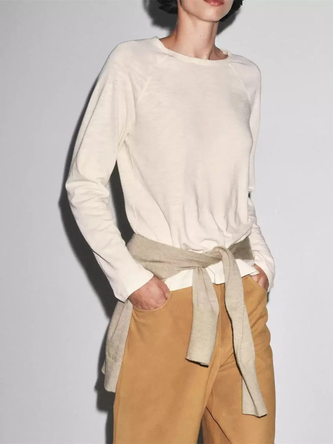 قميص نسائي جديد للخريف بتصميم بسيط وأنيق، مصنوع من القطن بأكمام طويلة وياقة مستديرة، مع تصميم مميز عند الكتف، مريح وعصري