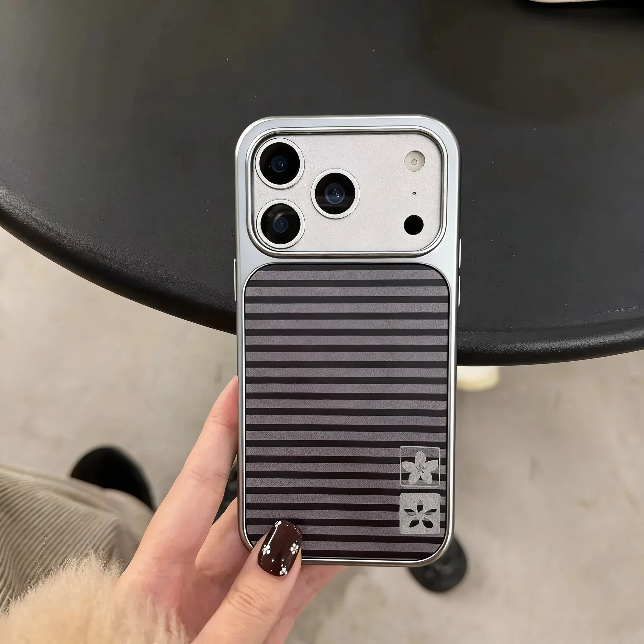 Image of Koreanische Niedliche Gestreifte Blumen-Drip-Glue-Handyhülle für iPhone 17 16e 16 15 14 13 12 11 Air Pro Max XR XSMAX Plus Luxus-Druckhülle