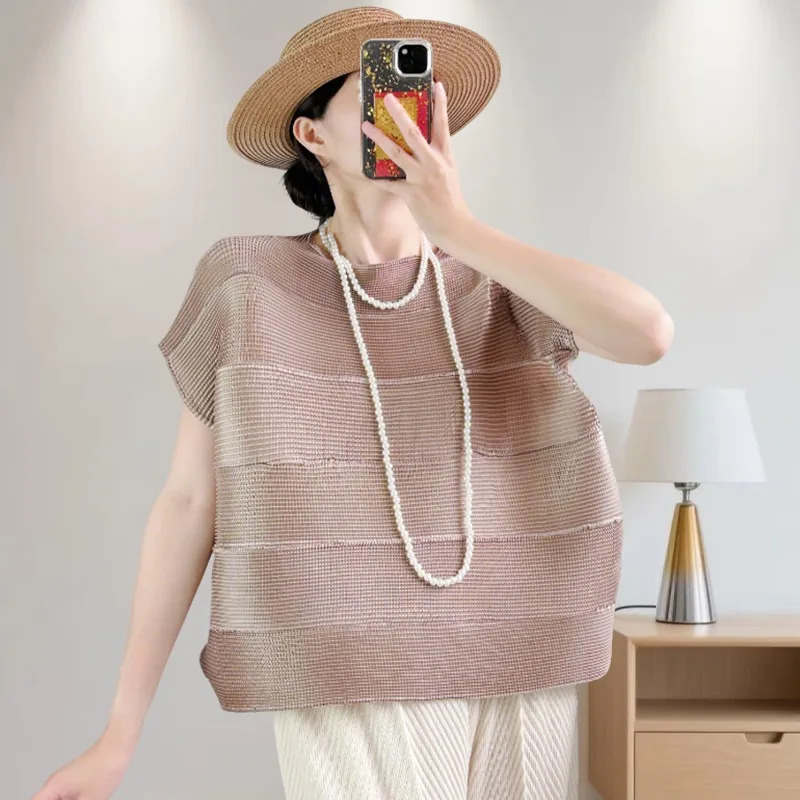

Женский летний тонкий дышащий короткий плиссированный топ Miyake с короткими рукавами 2025 года, новая простая стильная пригородная одежда с эластичным принтом