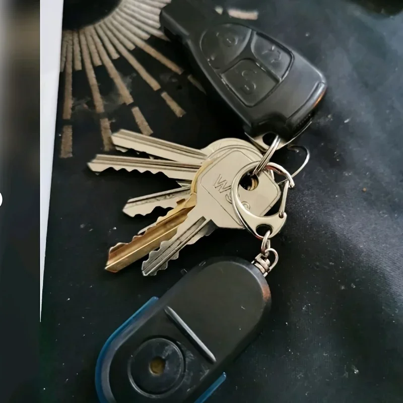 Smart Anti-Loss Key Finder: LED Locator with Memory Aid to Prevent Misplacing Keys