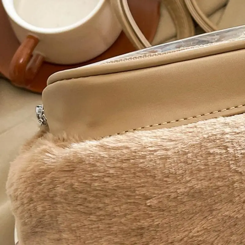 2025 Nuova borsa a tracolla morbida in peluche con display trasparente frontale per spille anime convertibili in zaino con