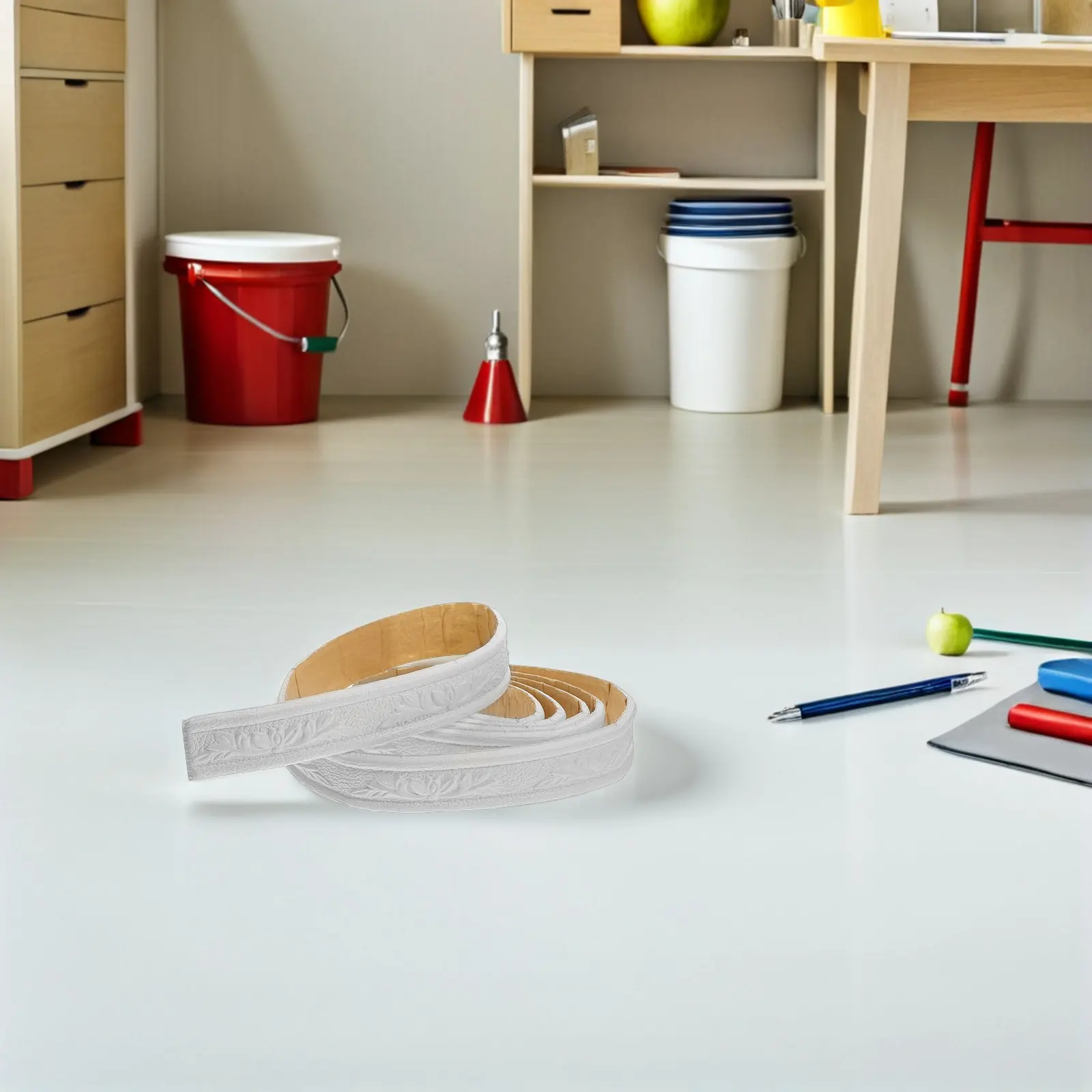 

4 рулона потолочных панелей с самоклеящимся покрытием, декоративные молдинги, цветочные настенные бордюры, ПВХ-плинтусы для стен